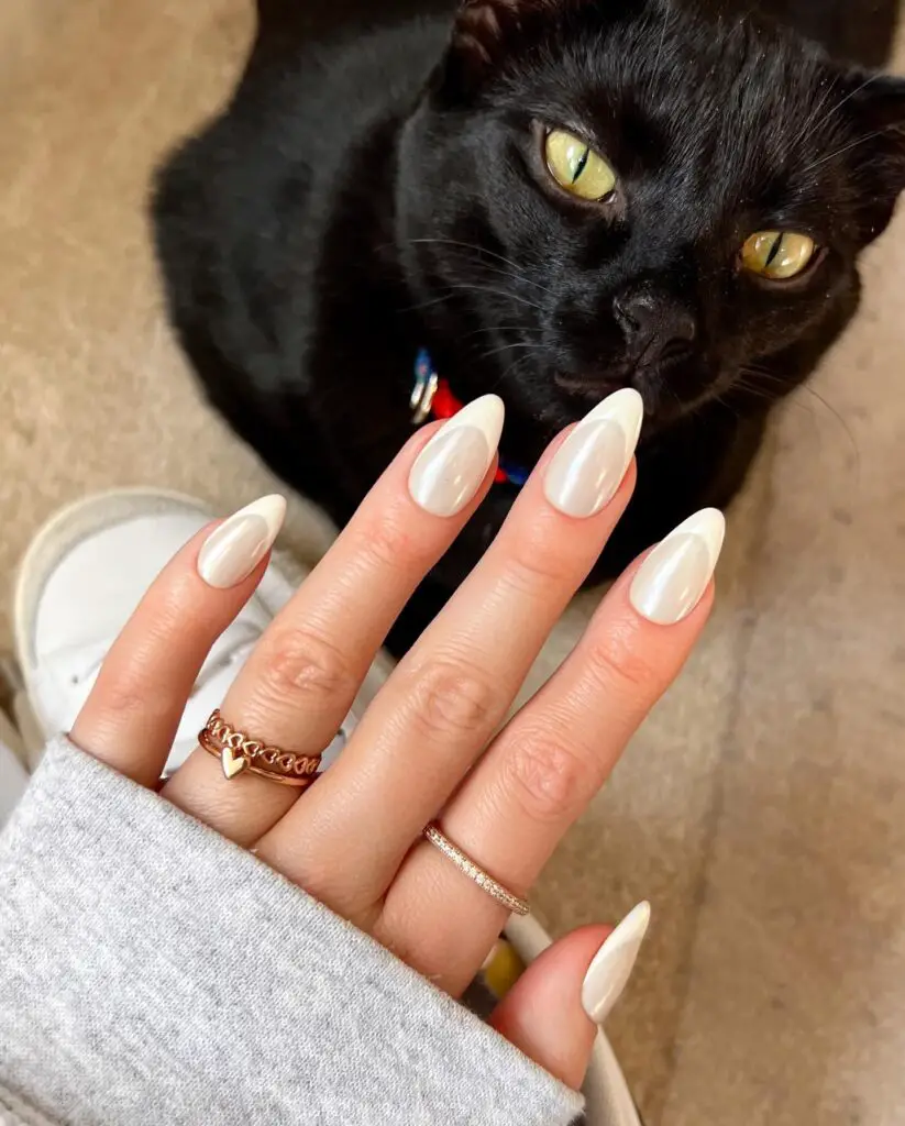 21 Stunning White Nails & White Nail Designs You Need to Try