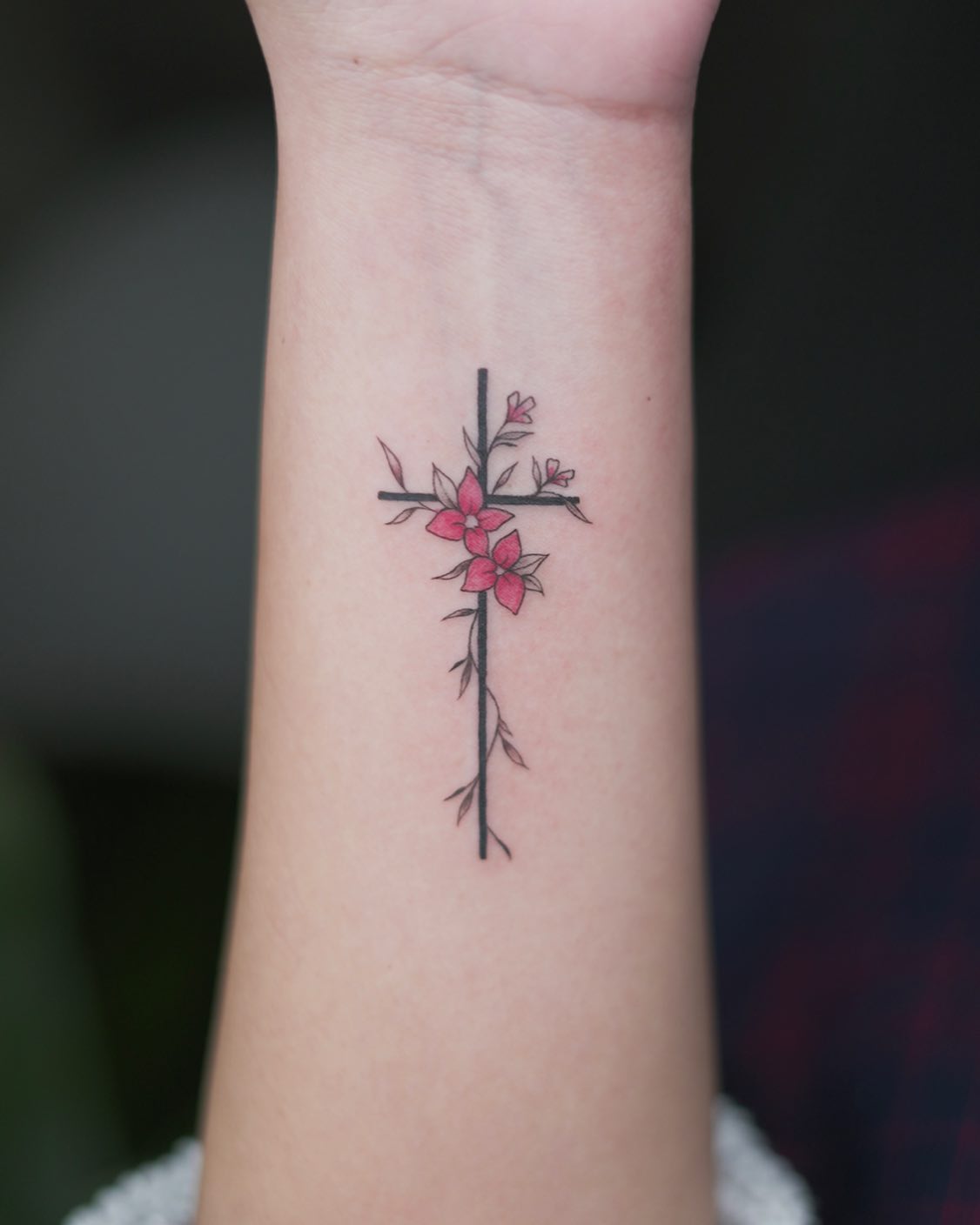 Tiny Cross Tattoos for Women: Beautiful & Meaningful Ideas for Your Next Ink ✨